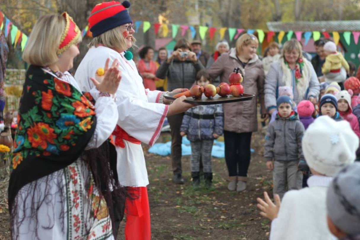 Ярмарка проведение. Петров осенние праздники и забавы. Покрова сценарий мероприятия. Развлечение для 2 младшей группы Покровская ярмарка. Сюжет гуляния девушек и парней на Покровской Ярмарке фото.