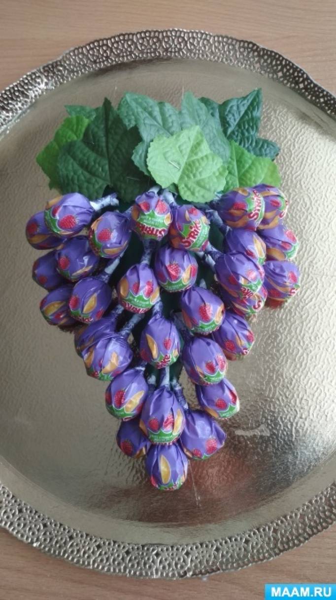 Делаем украшение на бутылку: гроздь винограда из конфет