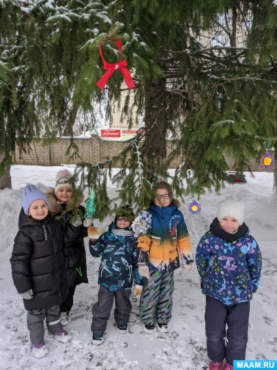 Фотоотчет о прогулке «Наряжаем елки, катаемся с горки» с детьми старшей  группы (20 фото). Воспитателям детских садов, школьным учителям и педагогам  - Маам.ру