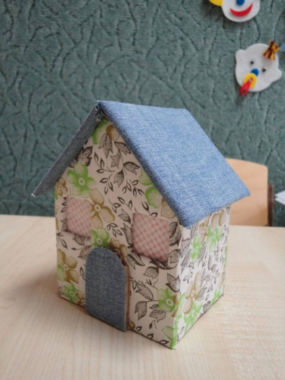 Простой домик для детей из картонной коробки