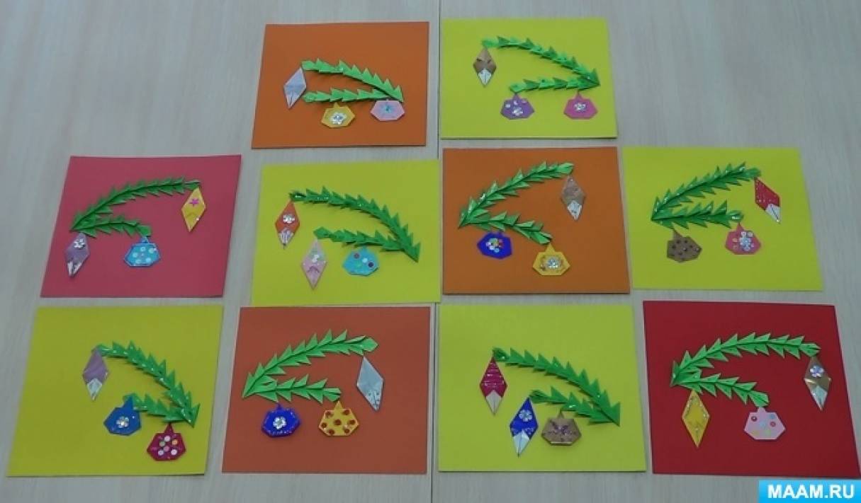 Раскраска елочные игрушки, шари и еловая ветка для детей распечатать