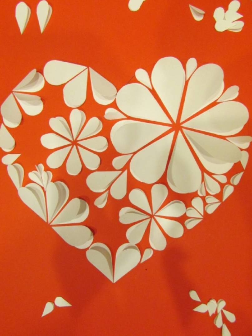 Поделка из сердечек из бумаги. Панно из бумажных сердечек. Цветок сердечко из бумаги. Пано из сердче.