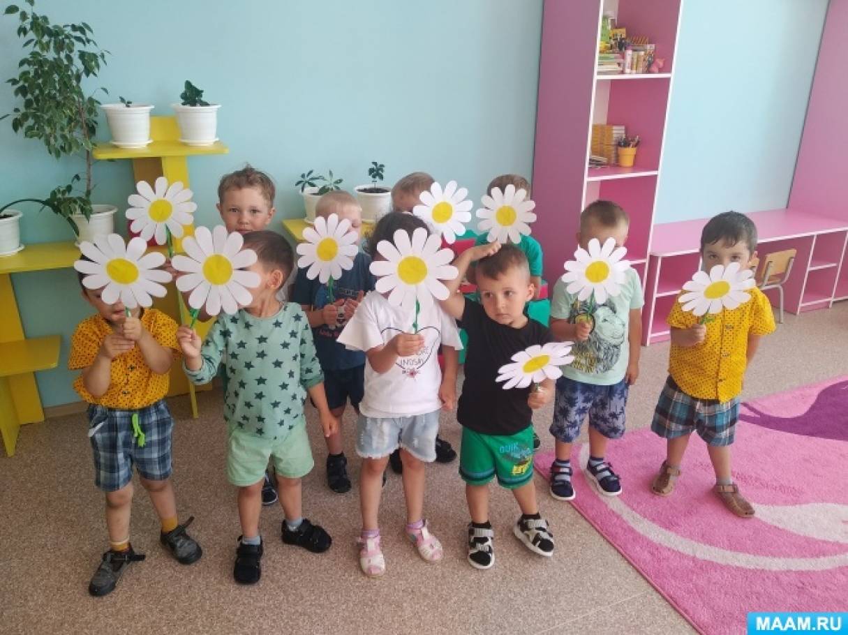 Мастер-класс «Цветы для мамы» для родителей и детей младшей группы (3–4 года)