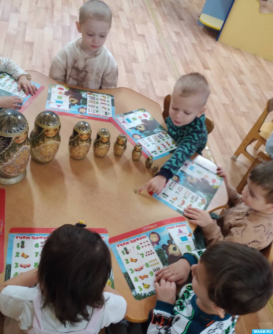 Аппликация «Новый наряд для матрешки» в группе раннего развития. Фотоотчет  (16 фото). Воспитателям детских садов, школьным учителям и педагогам -  Маам.ру