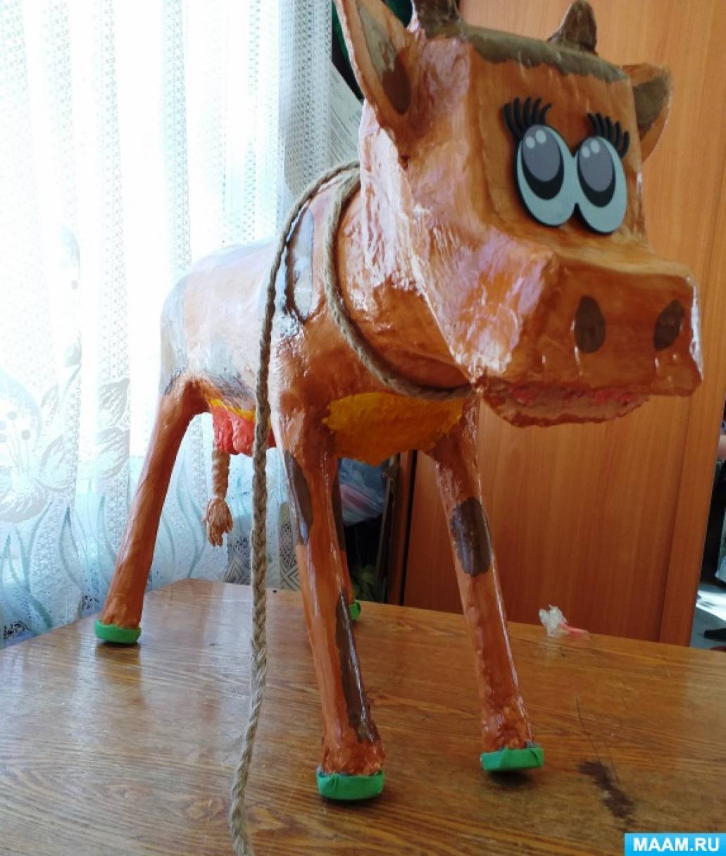 Елочная игрушка Корова Жюли на конкурсе выпечки 9 см, подвеска (Holiday Classics)