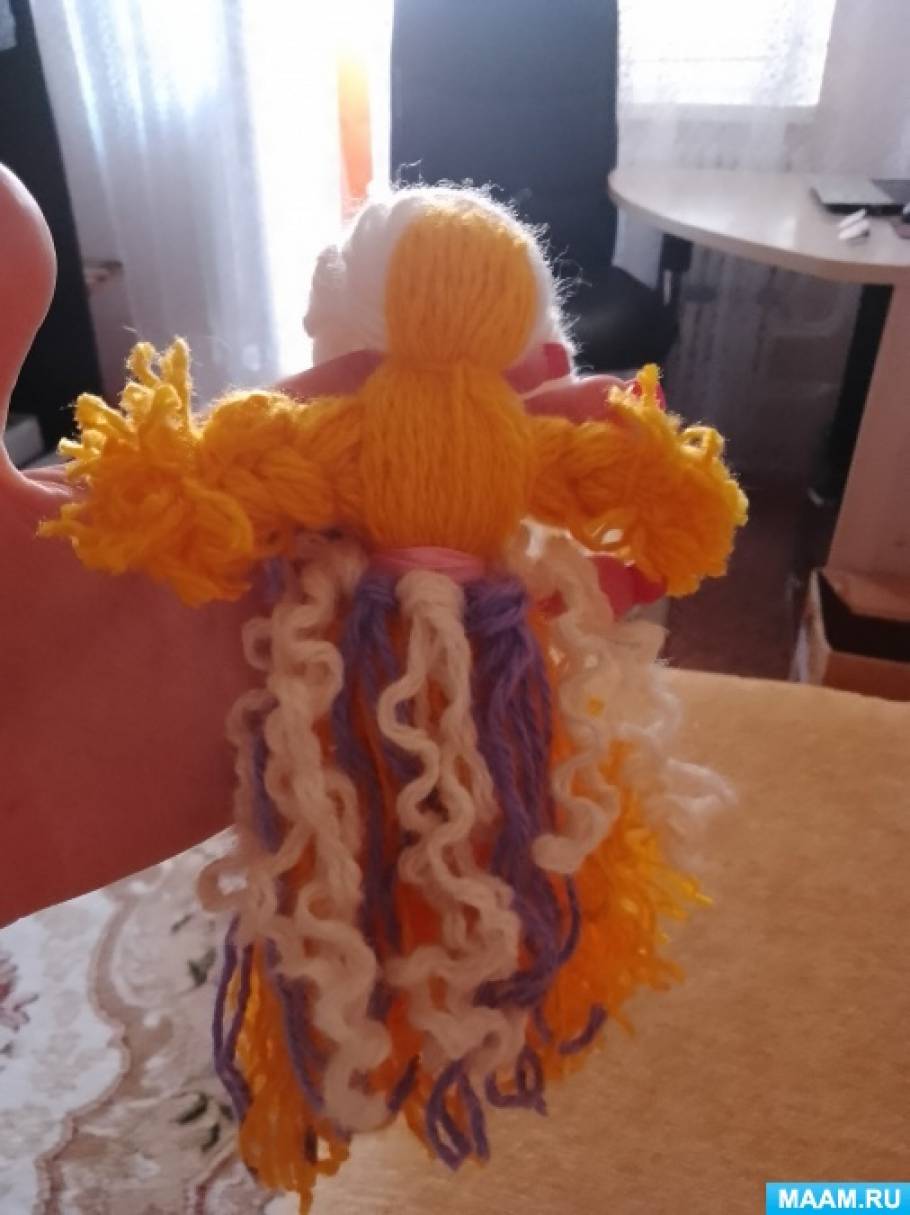 Как сделать куклу из ниток для оригинального подарка близким
