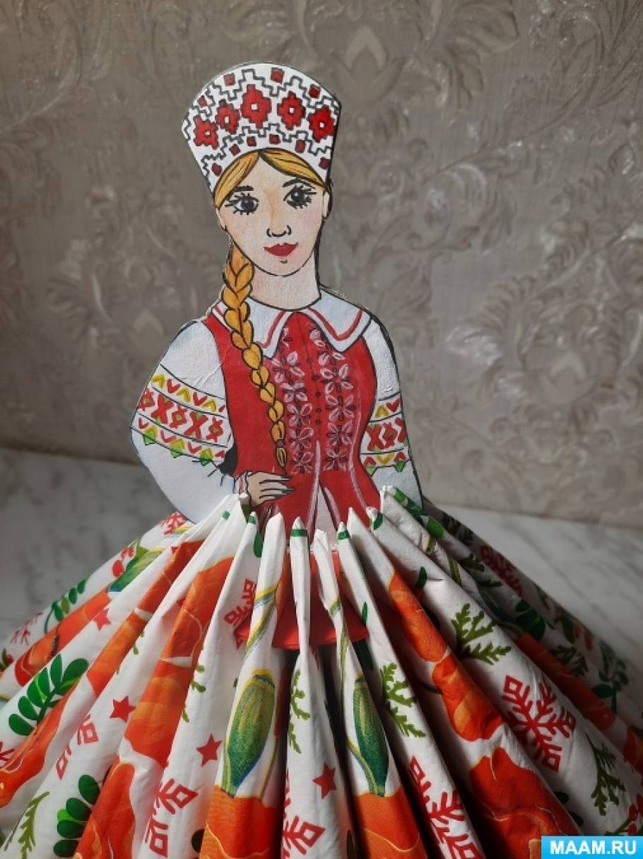 Русские красавицы в традиционных костюмах