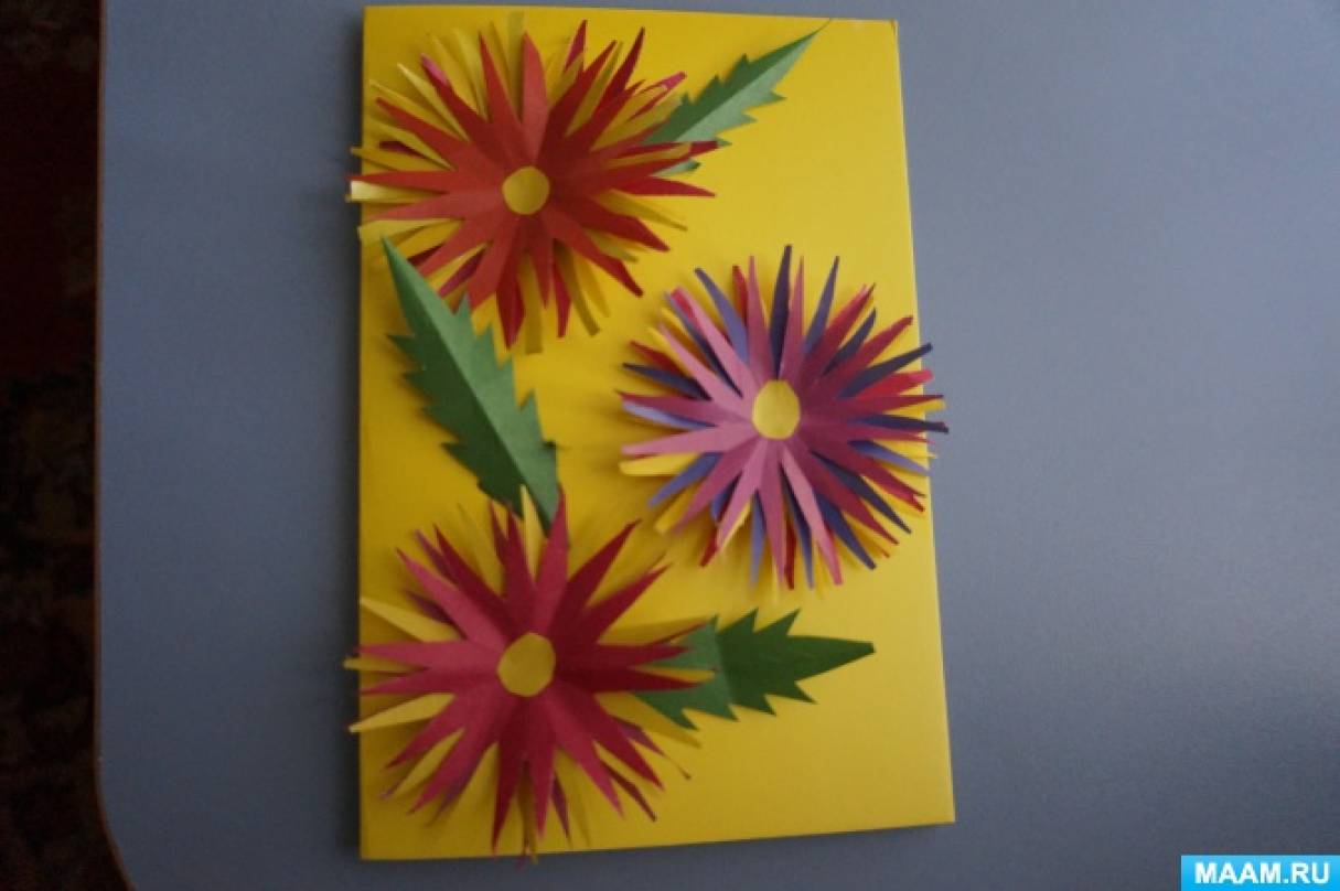 Чтобы сделать своими руками цветы из бумаги, понадобятся: