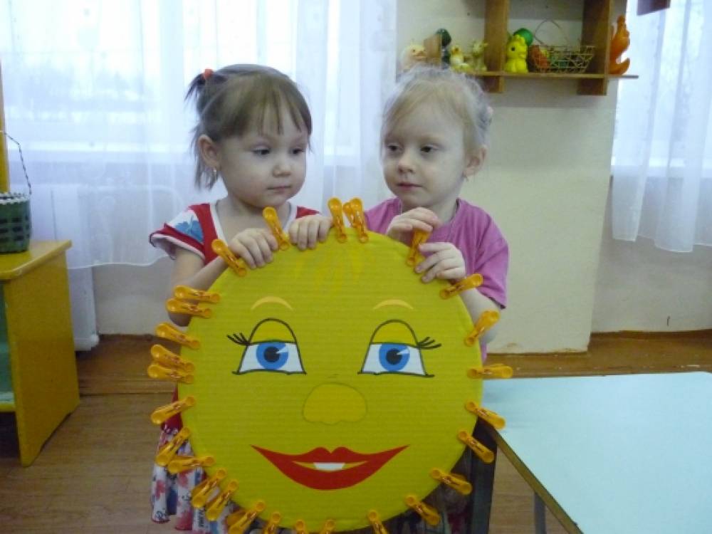 День солнца в доу. Солнышко для 1 младшей группы. Солнышко занятие в детском саду. Средняя группа солнышко. Поделка солнышко в младшей группе.