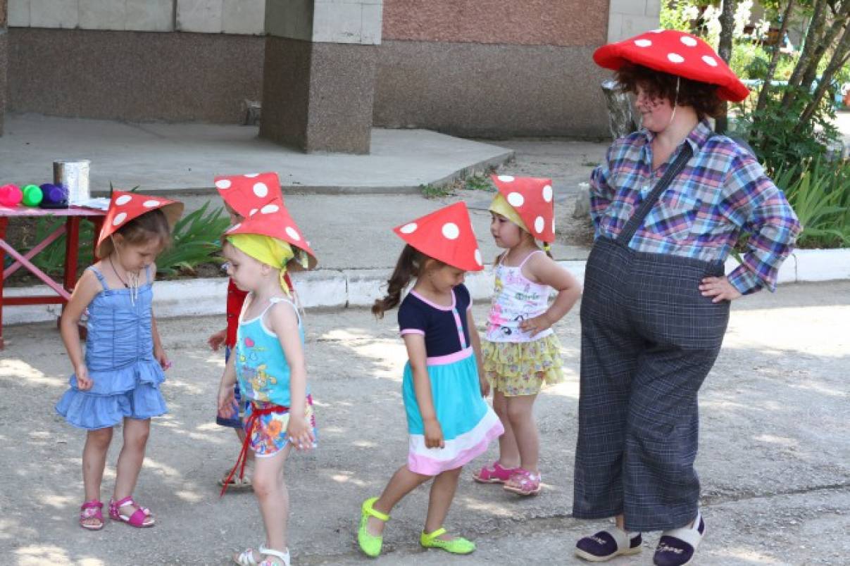 парад шляп в детском саду фото