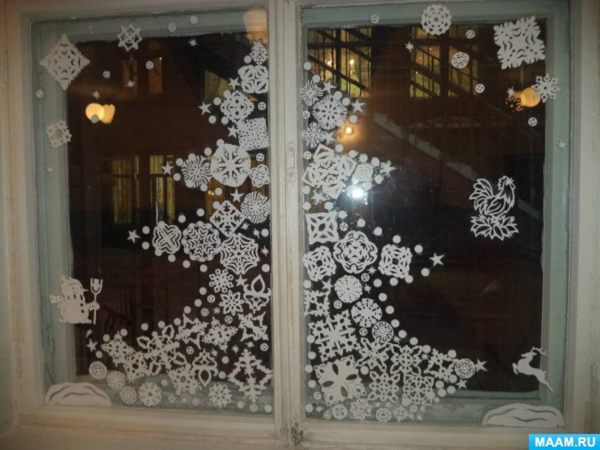 как красиво расположить снежинки на окне фото