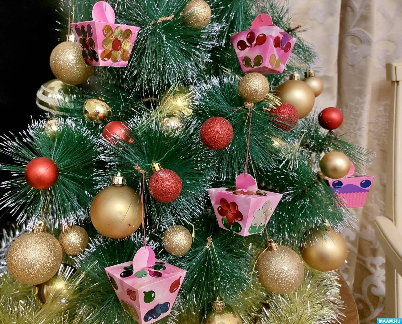 Как сделать новогодние шары на елку своими руками?