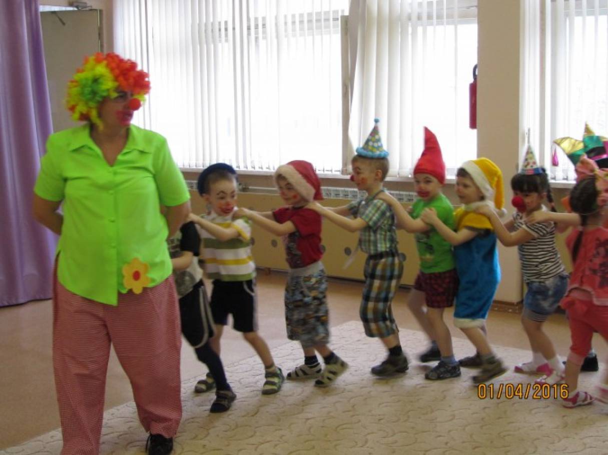 Как смешно одеть ребенка на 1 апреля. Костюм на день смеха в детский сад. Смешной костюм на день смеха. 1 Апреля праздник костюм в детский сад. Наряд ребенка на день смеха.