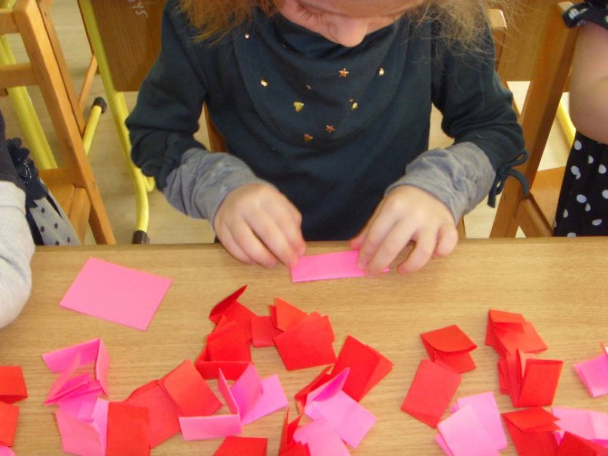 Делаем оригами сердечки на день святого валентина поделки из бумаги своими руками | Премиум Фото
