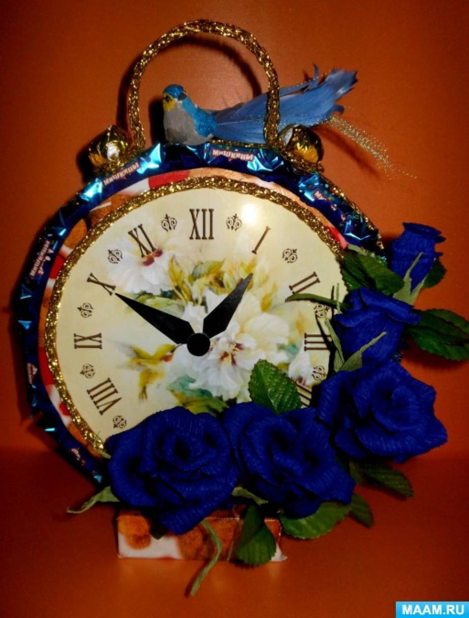 Сладостные часы. Поделка из часов и живых цветов. Часы Свит Свит. Часы вкусно и точка подарочные.