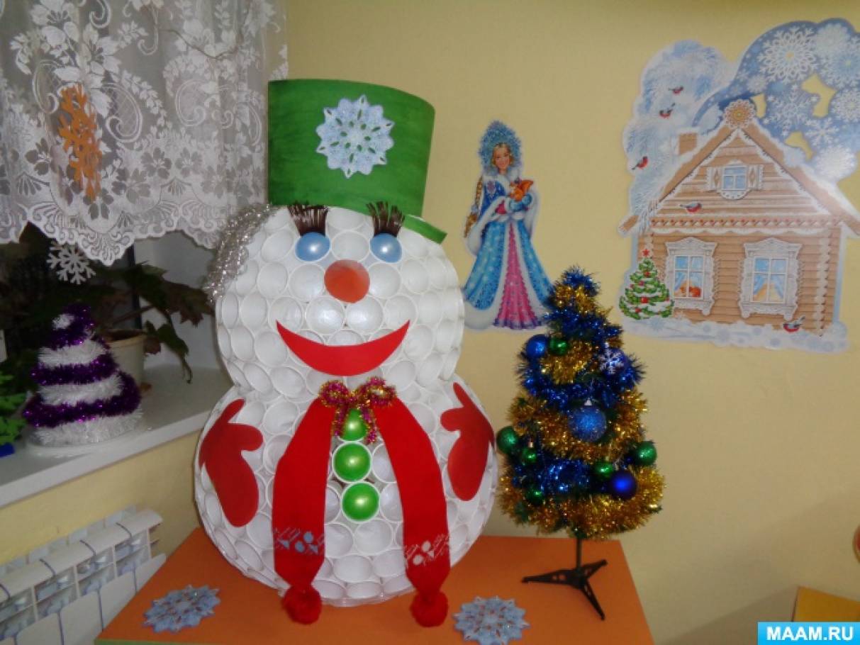 Делаем снеговика из пластиковых стаканчиков своими руками (мастер-класс к Новому году)!