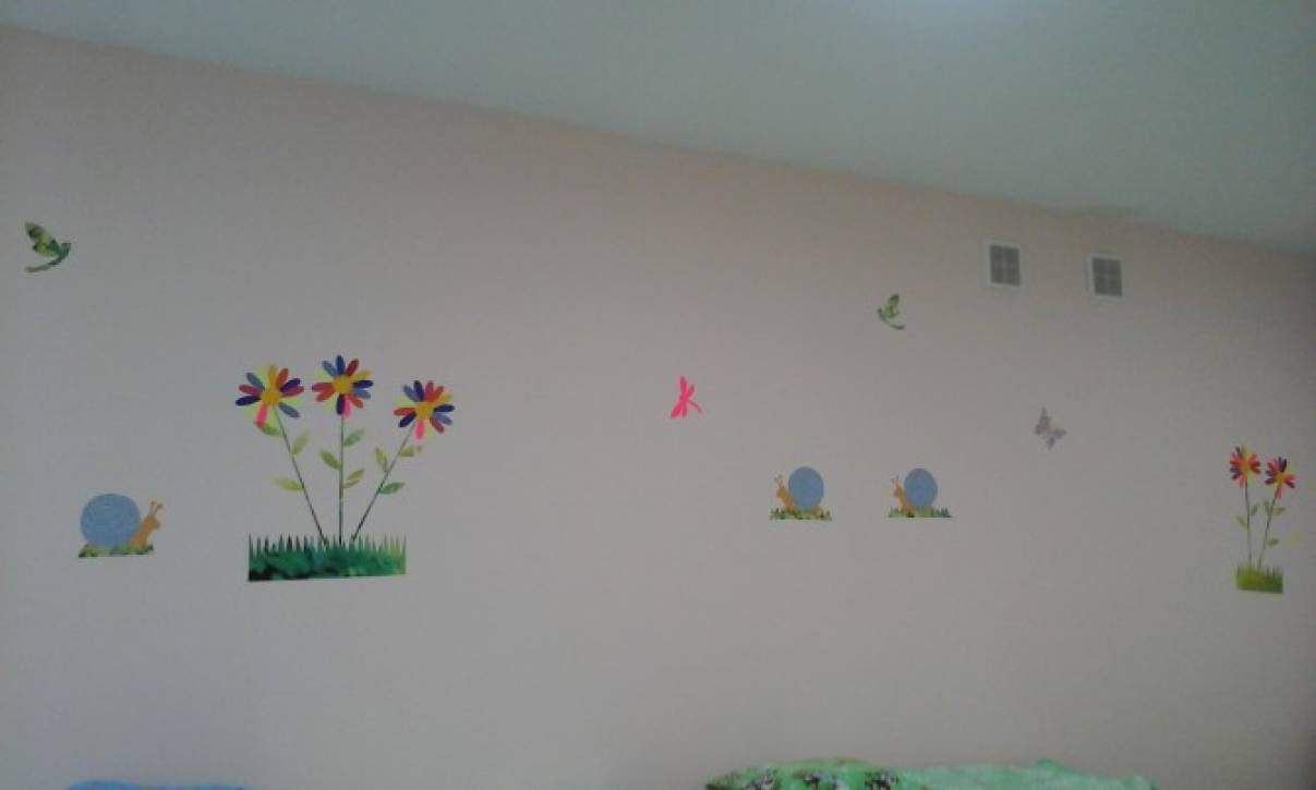 Покраска стен в группе радужными цветами