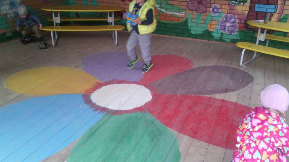 Рисунки на полу веранды в детском саду