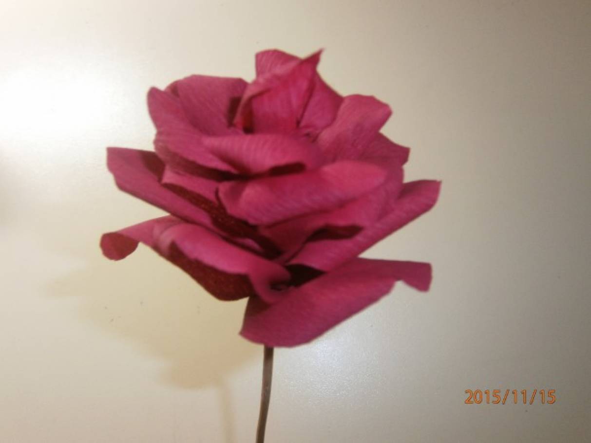 Розы из конфет и гофрированной бумаги. Мастер-класс с пошаговым фото