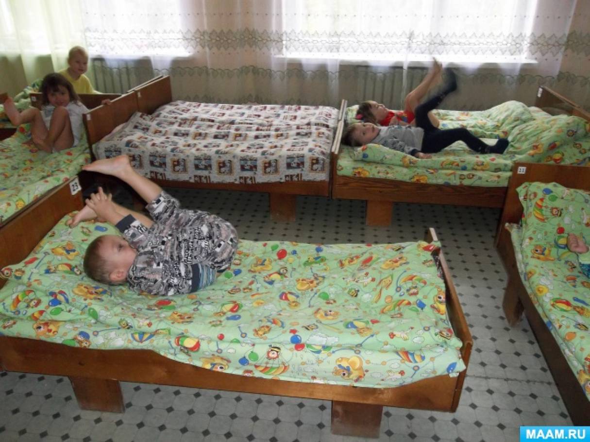 Зарядка после сна в детском саду в кроватях в средней группе