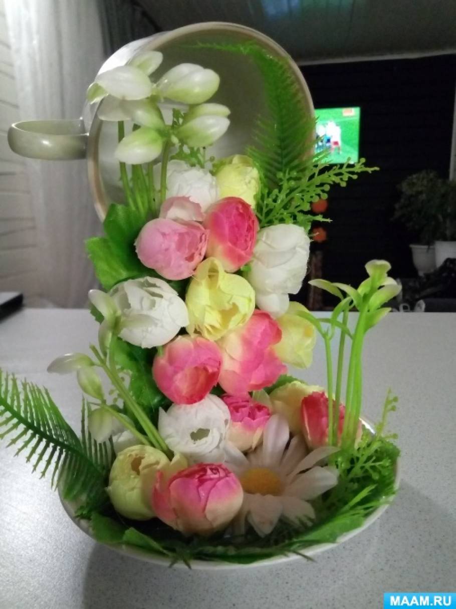 Парящая чашка с цветами и ягодами