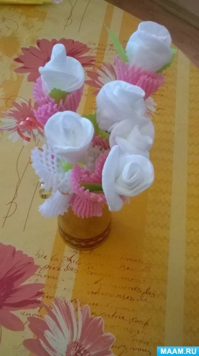 Создаем цветы из гофробумаги для декора подарочной упаковки