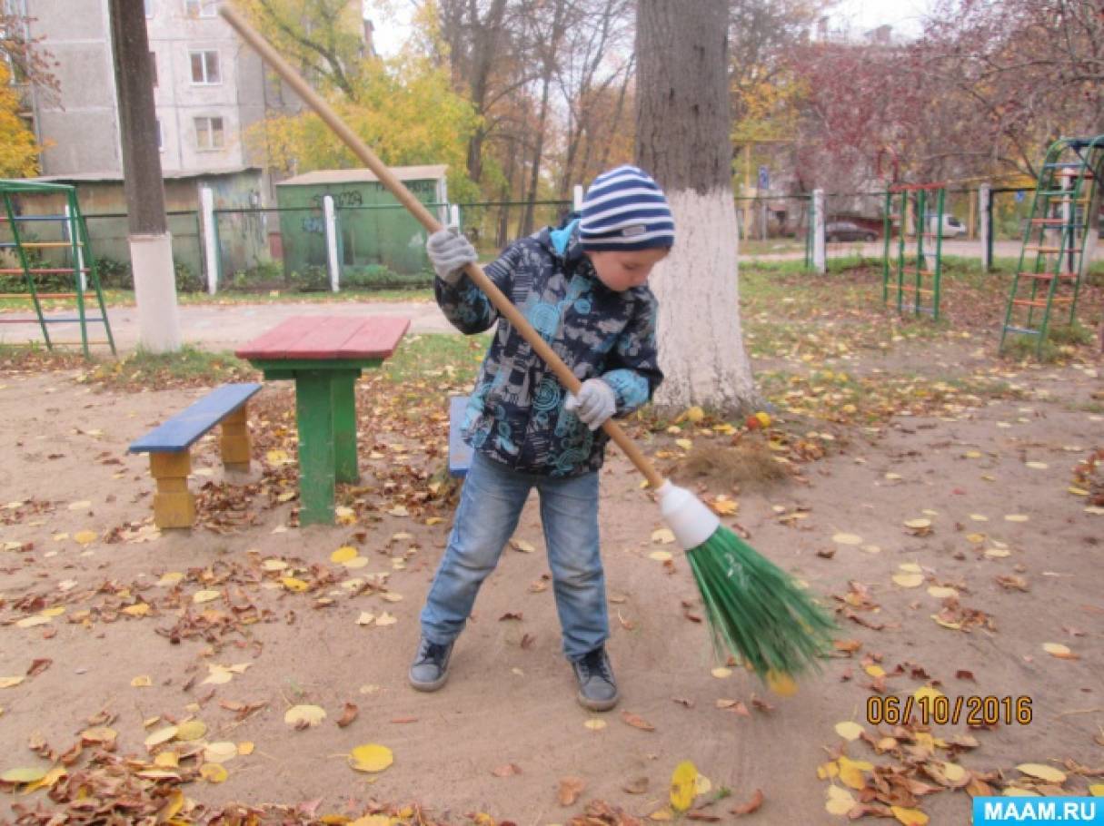 Прогулка трудовая. Дошкольники помогают дворнику. Наблюдение за работой дворника. Поможем дворнику. Дети помогают осень.