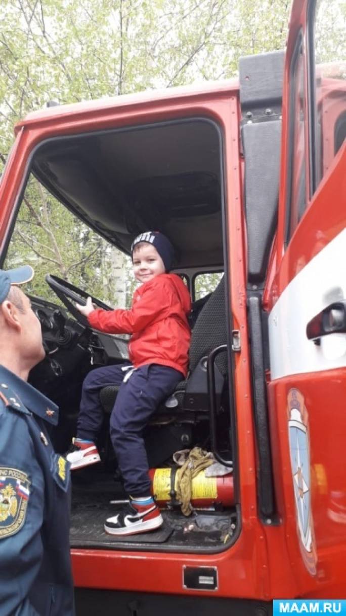 Фотоотчет «К нам приехали в гости сотрудники МЧС на пожарной машине» (7  фото). Воспитателям детских садов, школьным учителям и педагогам - Маам.ру