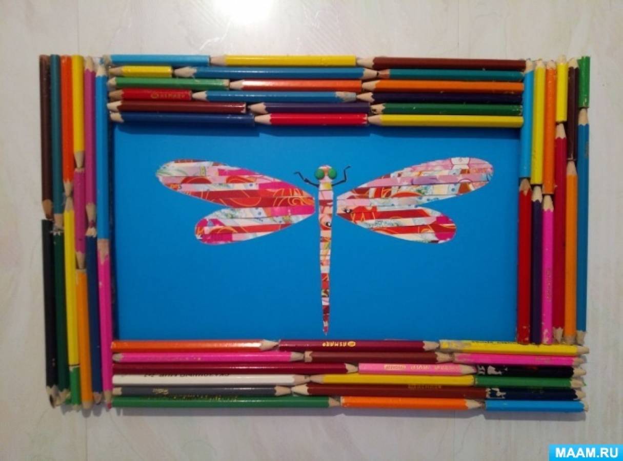 Рамка из цветных карандашей вокруг белого листа на деревянном фоне | Премиум Фото