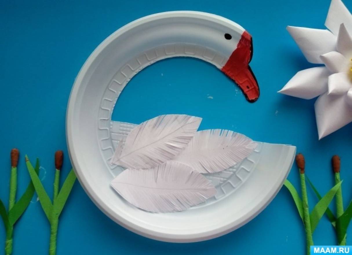 Лебедь из пластиковых ложек