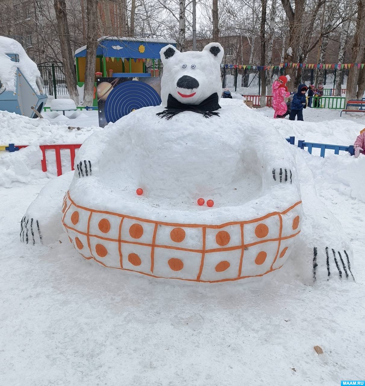 Снежные поделки на участке детского сада