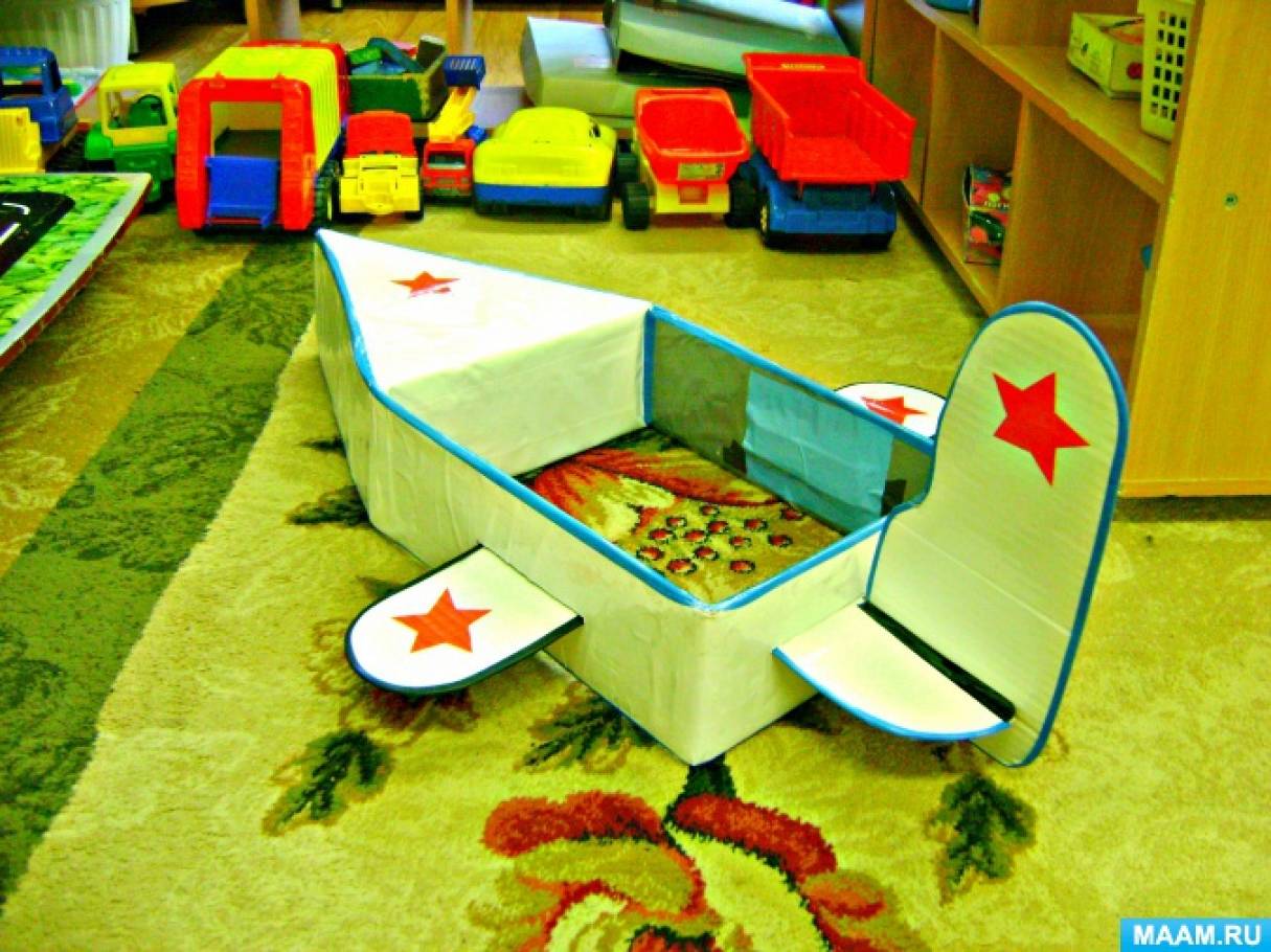 Самолет из коробок для детей