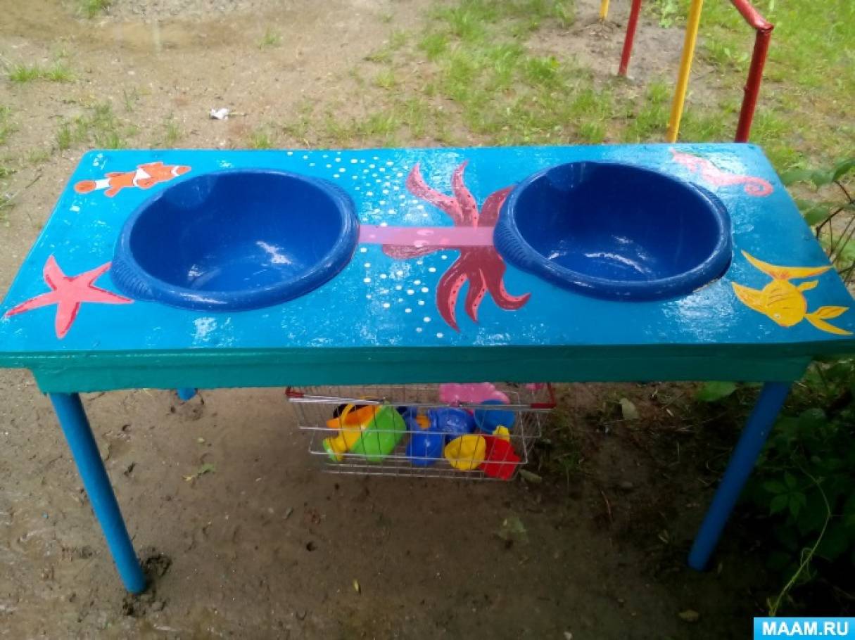 Стол на участке детского сада