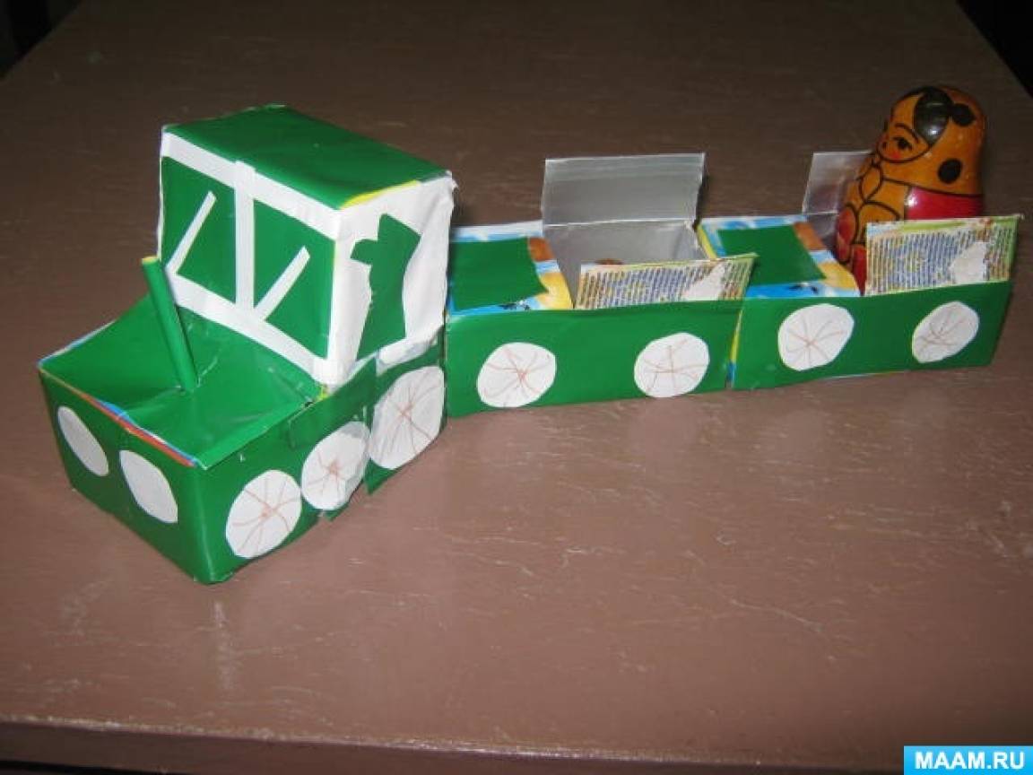 Веселый поезд из бревен для детской площадки на дачном участке