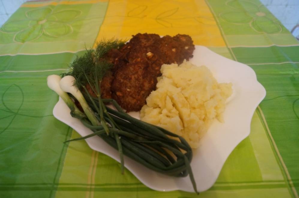 Рецепт Соте с котлетками из курицы и говядины в рукаве для косолапиков