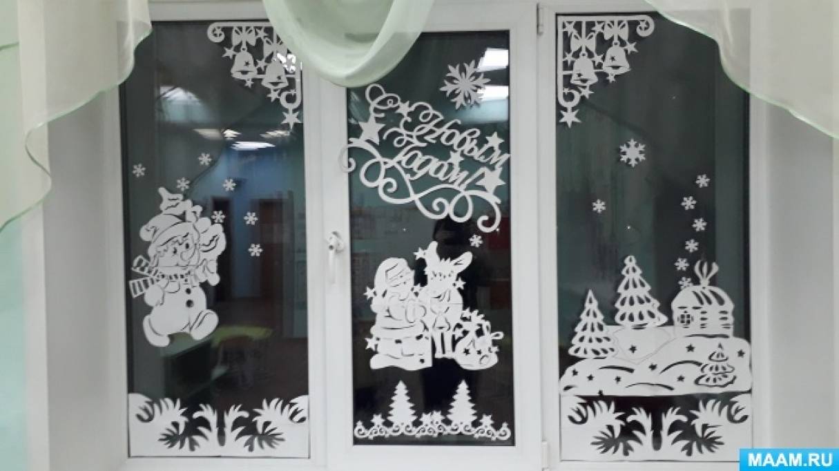 Как украсить окна на Новый год 2023 — фото идеи украшения с помощью наклеек, трафаретов и росписи