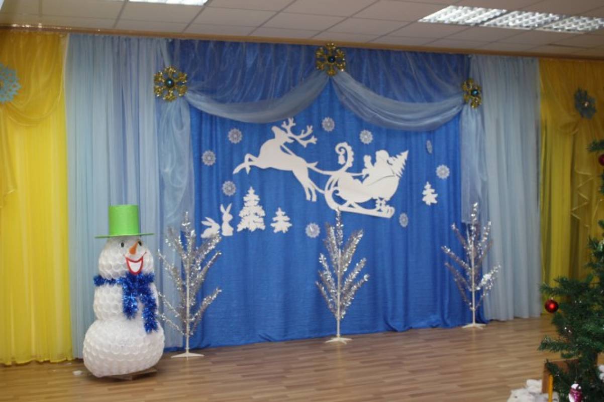 Новогоднее украшение зала в детском саду: 67 фото