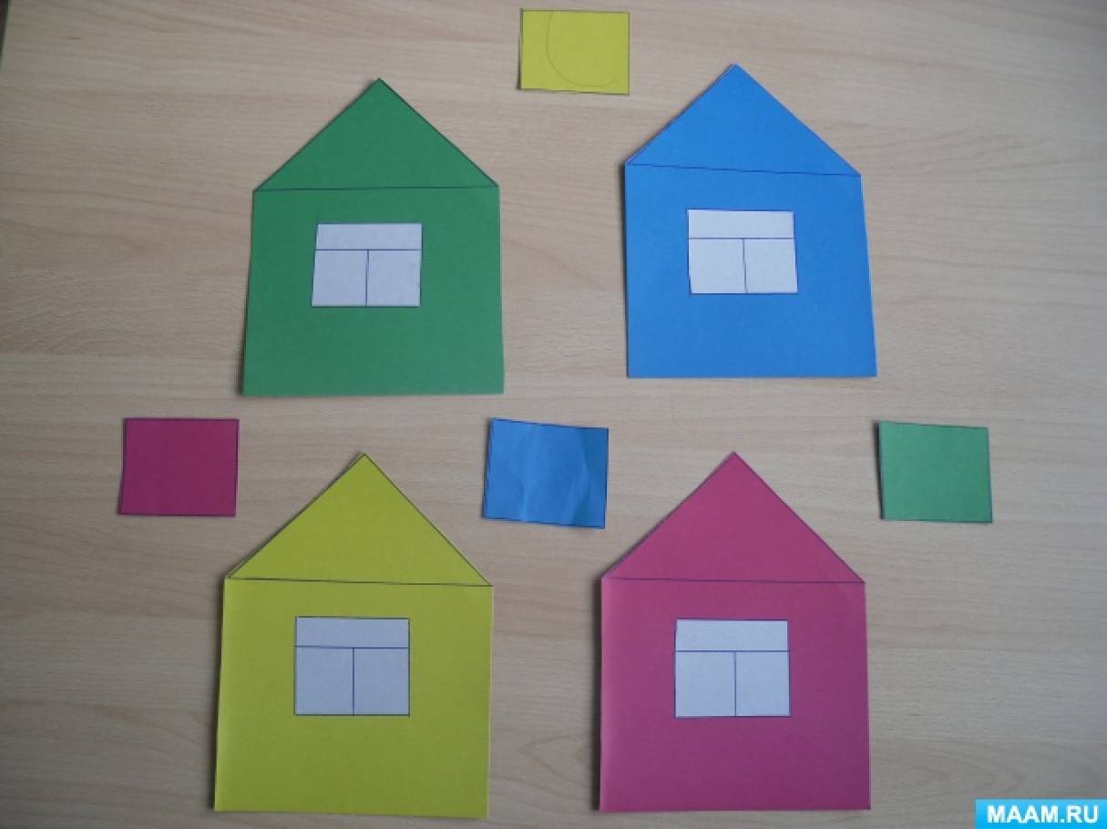 Группа домик. Домики с геометрическими окошками. Сенсорика домики. Дидактический домик. Цветные домики сенсорика для детей.