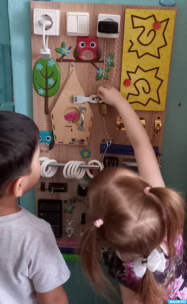 Бизиборд своими руками: как самостоятельно смастерить для детей изобретение Марии Монтессори?