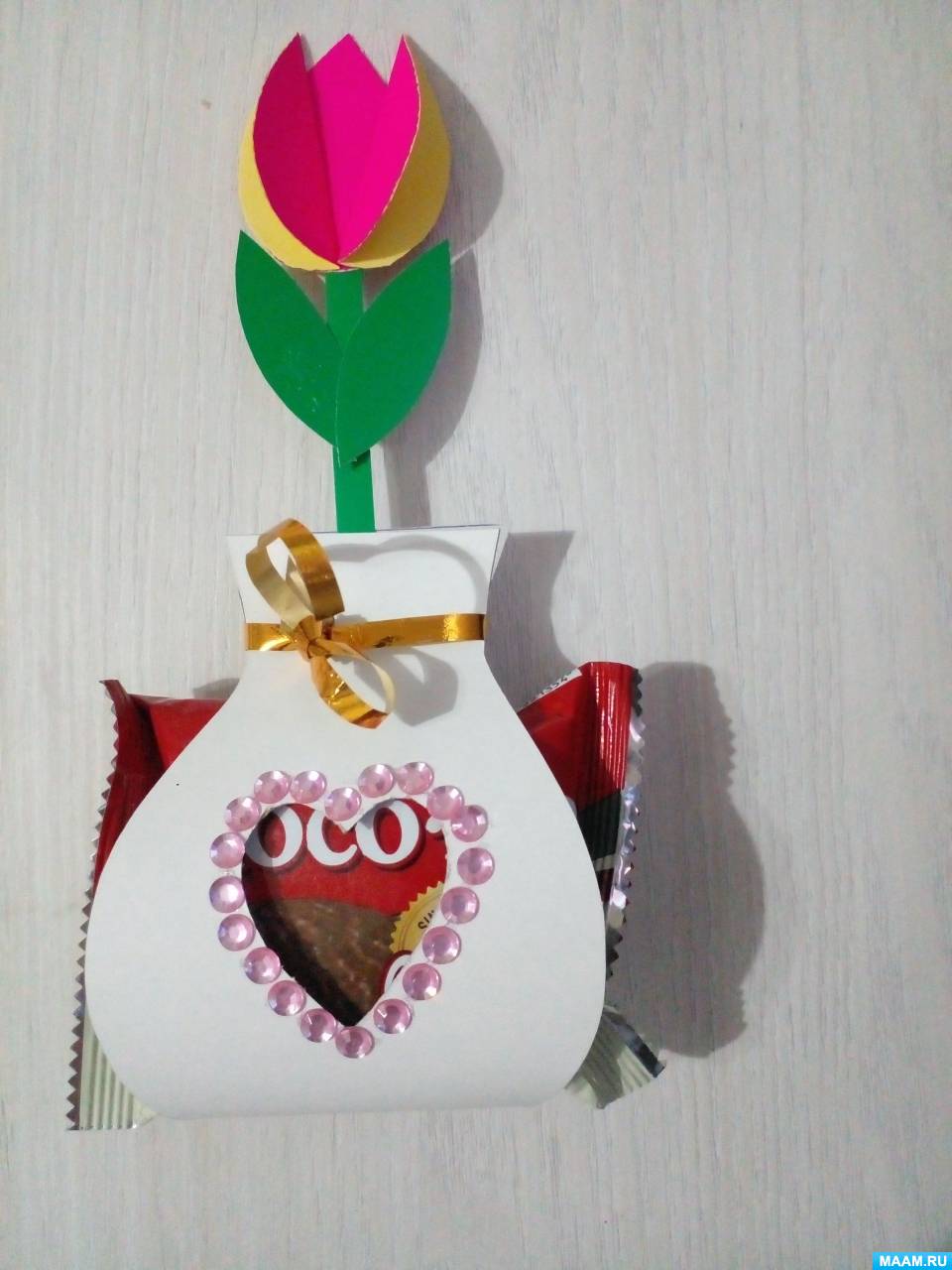 Сердце с цветами из конфет ко дню Святого Валентина
