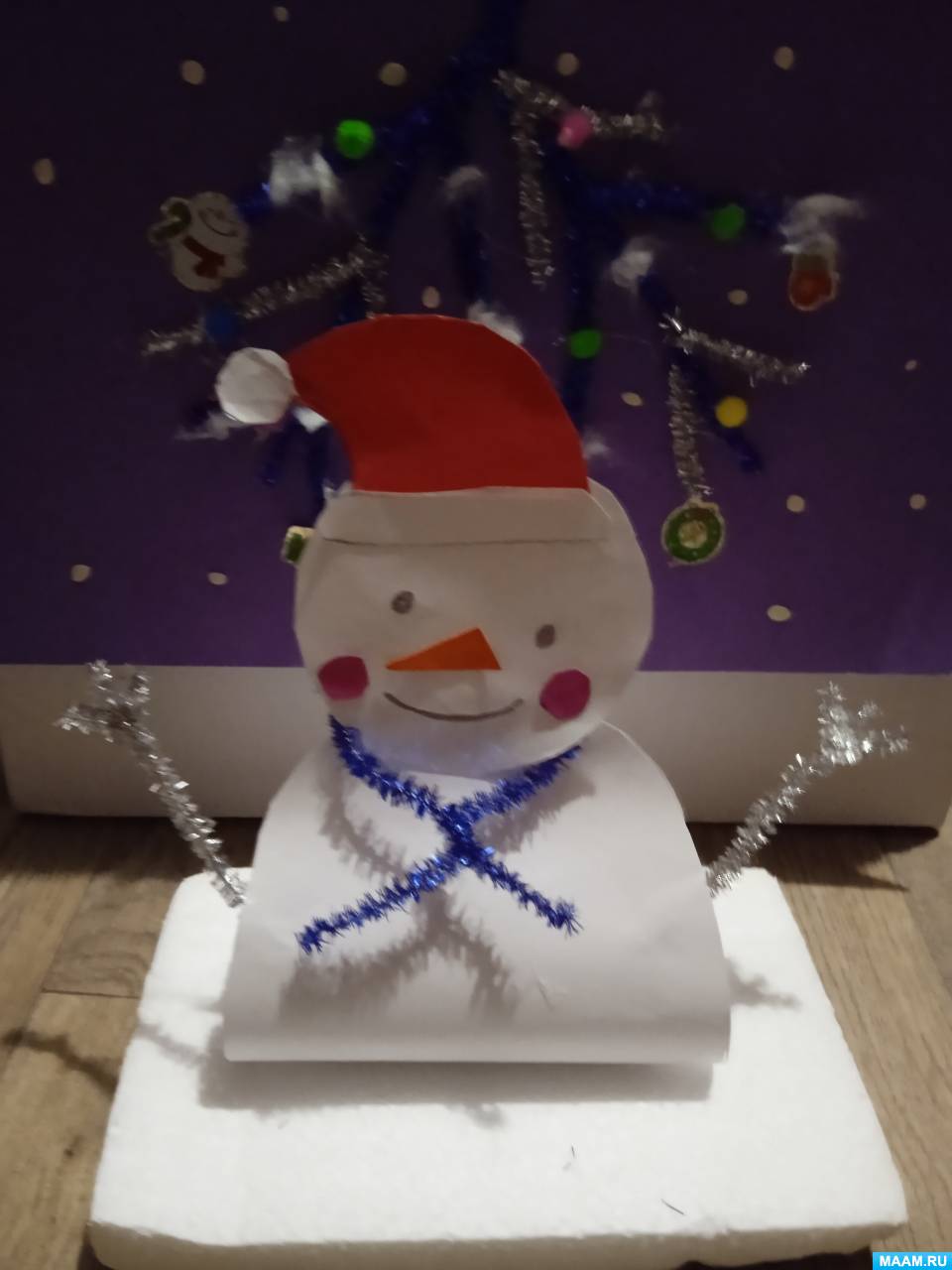 Снеговик из ниток для вязания – простая новогодняя поделка для малышей