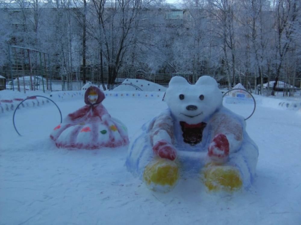 Проникновенная встреча: снежные фигуры Медведя и Маша и Медведь