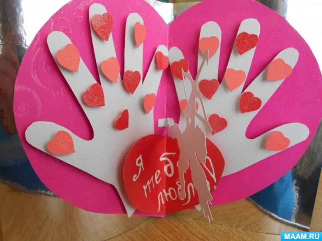 Рука держит форму сердца сердце в руке открытка на день святого валентина романтическая концепция