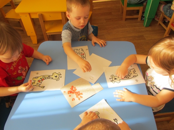 Занятие развитие речи первая младшая группа. Занятия для детей младшей группы. Творческие занятия в яслях. Занятие по рисованию в группе раннего. Рисование е в о2группе раннего возраста.