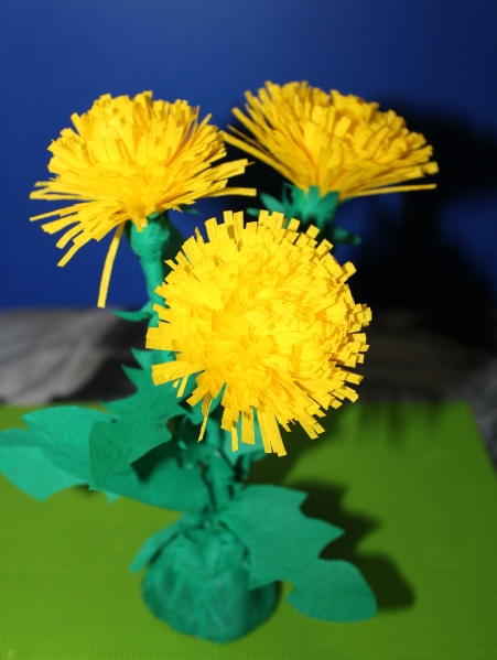 DIY МК Одуванчик из бумаги. Букет из конфет. Делаем цветы из гофробумаги.