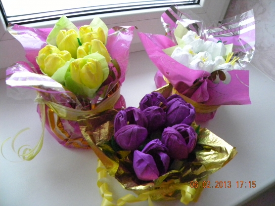 Композиции из цветов и конфет