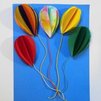 Объемная открытка Подарок Мишка с шариками