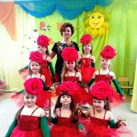 Платье-роза из гофрированной бумаги | Blumenkostüm, Faschingskostüme, Kinderfasching