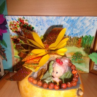 Поделка на тему Осень - корзинка из шишек, цветы из листьев дерева