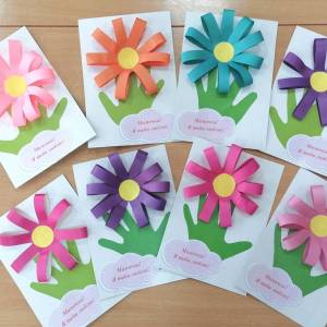 Идея поделки на 8 Марта: открытка с цветами на ладошках